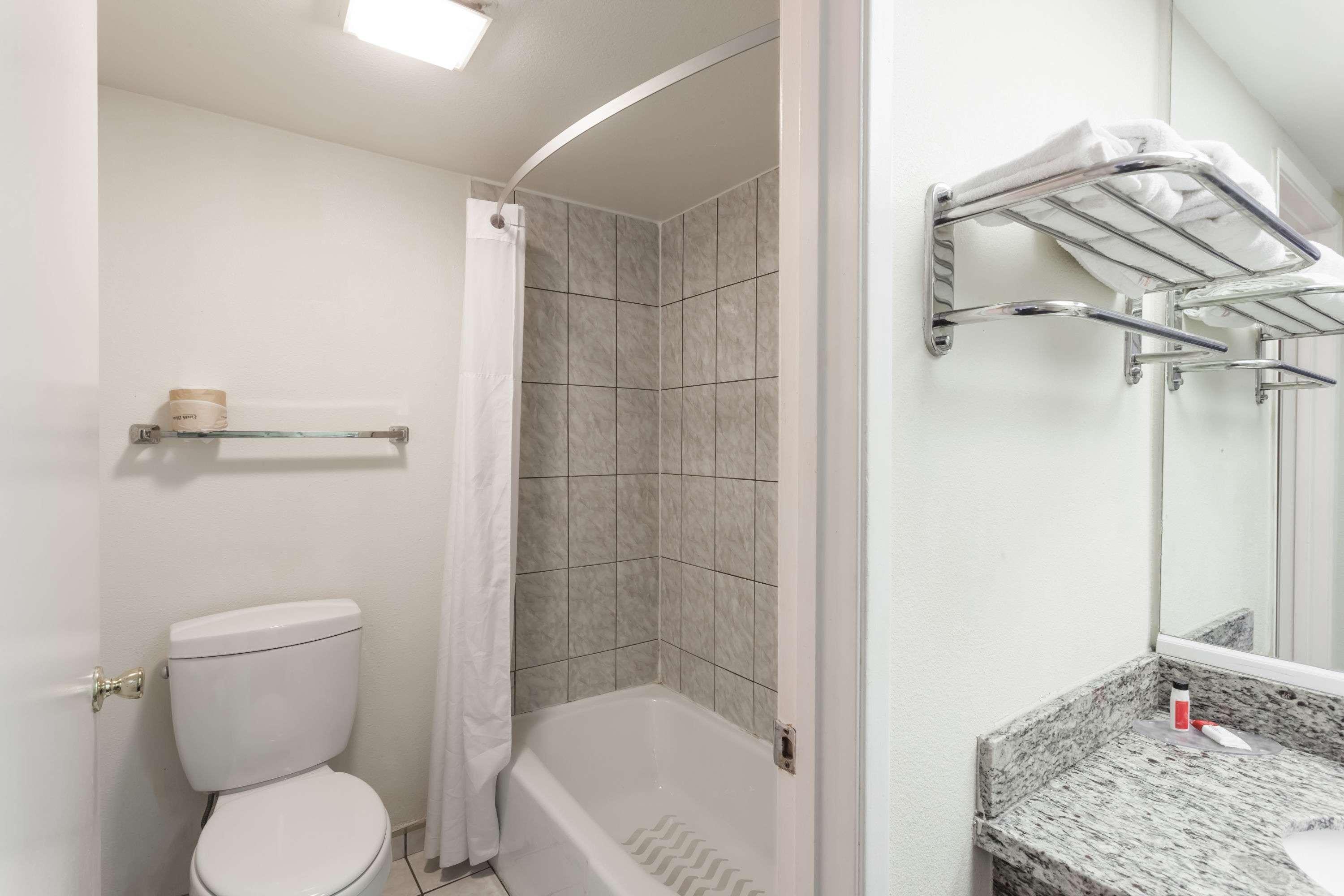 Howard Johnson By Wyndham Norco Exterior foto