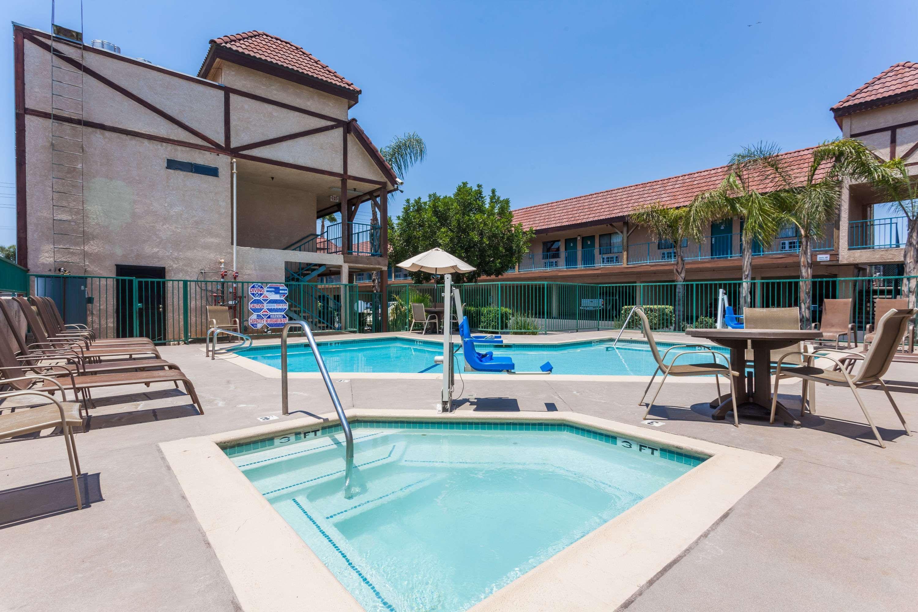 Howard Johnson By Wyndham Norco Exterior foto