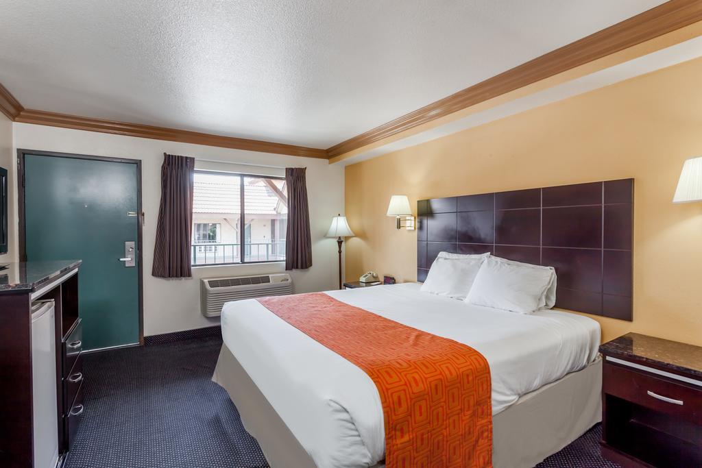 Howard Johnson By Wyndham Norco Exterior foto